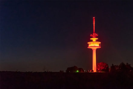 In gleißendem Rot warnt der Fernsehturm vor dem Sterben der Event-Branche durch die Corona-Krise.